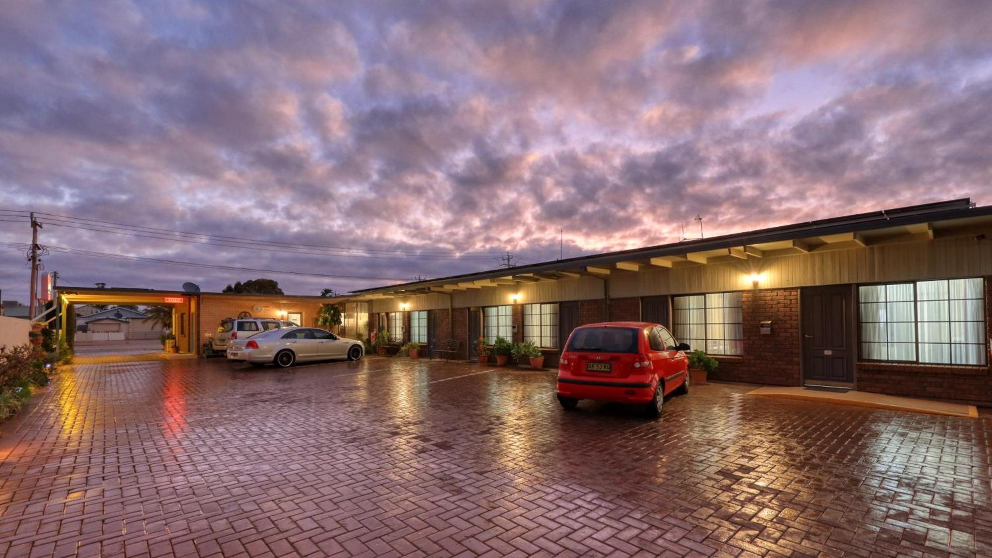 Oasis Motor Inn Broken Hill Exterior photo